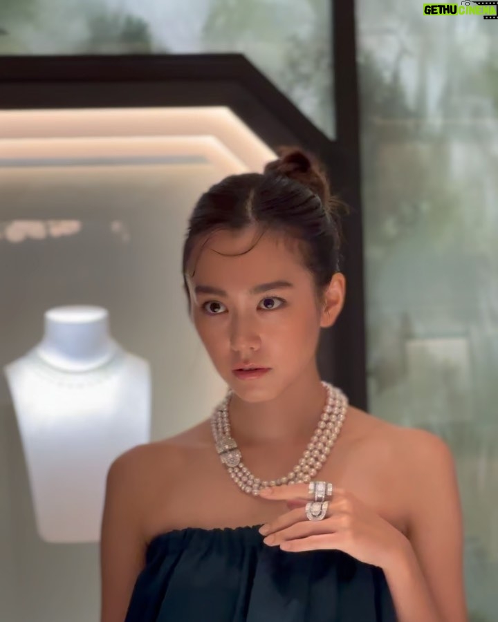 Mirei Kiritani Instagram - 明日、BOUCHERONが銀座中央通りに新店舗をオープン。 自然をテーマにしている店舗で店内には木や葉っぱのモチーフにがたくさん🍃 パリの本店に次ぐ大きな店舗なのでジュエリーも見応えたっぷり。 美しいジュエリーを身につけて気分が高揚しました🥹🥹🥹 #BoucheronGinza #Boucheron