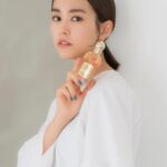 Mirei Kiritani Instagram - ゲランのサステナビリティを体現しているフレグランスシリーズの「アクア アレゴリア」に、ウッディテイストの新しい香りが誕生。 樹木と森林への愛を詰め込んだ香りはどれも魅力的で、ユニセックスに使えそう☺️ 私は「ローザ・パリッサンドロ」の力強くエレガントな花の香りがお気に入り。 自然を愛し大切にしているゲランだからこそ作り出せる香りを是非体験してみて🌹🌹🌹 #ゲラン #アクアアレゴリア #アクアアレゴリアフォルテ #Guerlain_Ambassador
