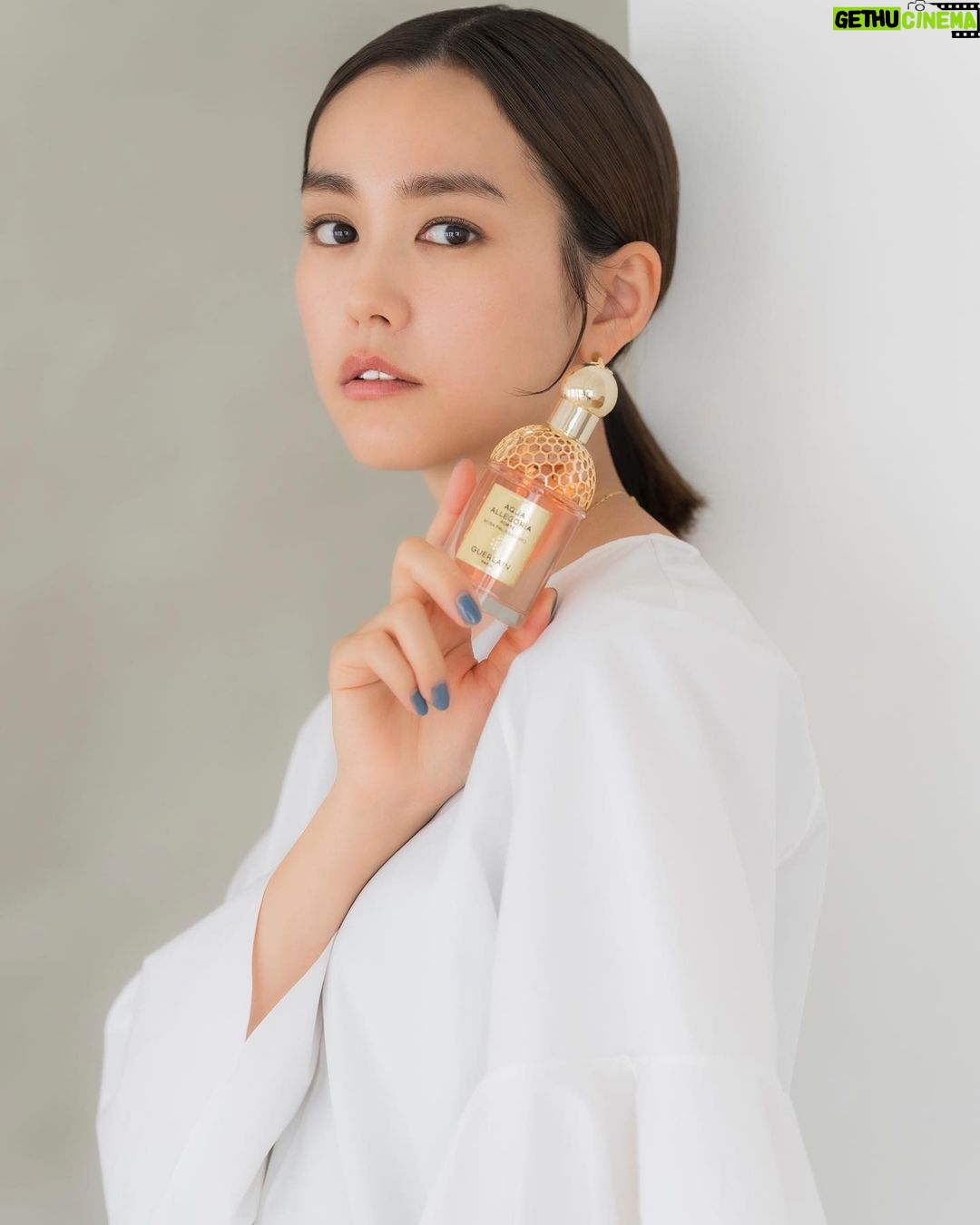 Mirei Kiritani Instagram - ゲランのサステナビリティを体現しているフレグランスシリーズの「アクア アレゴリア」に、ウッディテイストの新しい香りが誕生。 樹木と森林への愛を詰め込んだ香りはどれも魅力的で、ユニセックスに使えそう☺️ 私は「ローザ・パリッサンドロ」の力強くエレガントな花の香りがお気に入り。 自然を愛し大切にしているゲランだからこそ作り出せる香りを是非体験してみて🌹🌹🌹 #ゲラン #アクアアレゴリア #アクアアレゴリアフォルテ #Guerlain_Ambassador