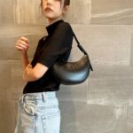Mirei Kiritani Instagram - 🖤🩵🖤 TOP: #thingsthatmatter DENIM: #zara BAG: #PradaArque