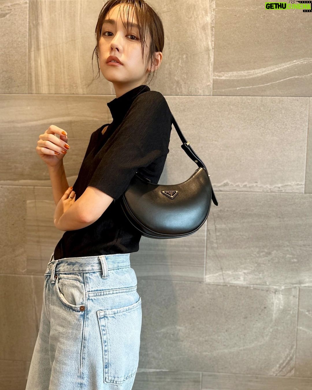 Mirei Kiritani Instagram - 🖤🩵🖤 TOP: #thingsthatmatter DENIM: #zara BAG: #PradaArque