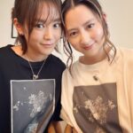 Mirei Kiritani Instagram - おそろい着て、たくさん話して、若者っぽいポーズして😂楽しかった🧡🧡🧡 #みれまゆ