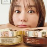 Mirei Kiritani Instagram - 私が愛用しているゲランのアベイユ ロイヤルから、8月に新しくクリームが登場します🐝 ハチミツの臨床研究から生まれたハニーバンテージの力に着想を得て開発されたクリームは、暑い季節のお肌のお手入れの強い味方。 日中用のトリートメントクリームと、夜用のトリートメントナイトクリームがあるので、使うたびに肌に自信が持てます。 ハチミツのパワーってほんとにすごい🥺🧡 #ゲラン #アベイユロイヤル #アベイユロイヤルトリートメントクリーム #Guerlain_Ambassador