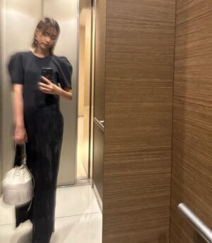 Mirei Kiritani Instagram - 久しぶりのおめかし服は、
AMERIとコラボしたワンピ☺️
着心地最高🖤🖤🖤

onepiece: #amerivintage 
bag: #jmdavidson 

あっという間に5周年！早！
これからもよろしゅうたのんます💁‍♀️