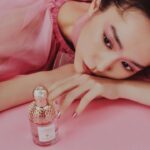 Mirei Kiritani Instagram - ゲランと日本の芸術家 品川亮氏のコラボレーションによる、限定リップ〈 ルージュ ジェ〉💄 世界中で愛される日本の桜の花が舞う様子をリップケースに描いたそう このケースを持ってるだけで気分があがるし何度でもリップをつけたくなっちゃう！ ゲランが提案する #桜ルック を纏って、ひと足先に春を感じてます🌸 使用アイテム ・#ルージュジェ チェリーブルーム(限定リップ) ・#メテオリット(パールパウダー) ・#オンブルジェ No.530 (アイシャドウ) ・#アクアアレゴリア フローラ チェリージア(フレグランス) Photo : Toshiki Fukunaga @_toshiki_fukunaga Styling：Chie Takeoka　@takeokachie Hair & Makeup：KATO(TRON) @katohairmake Direction：Saya Arai @saya_lee_arai #ゲラン　#guerlain_ambassador