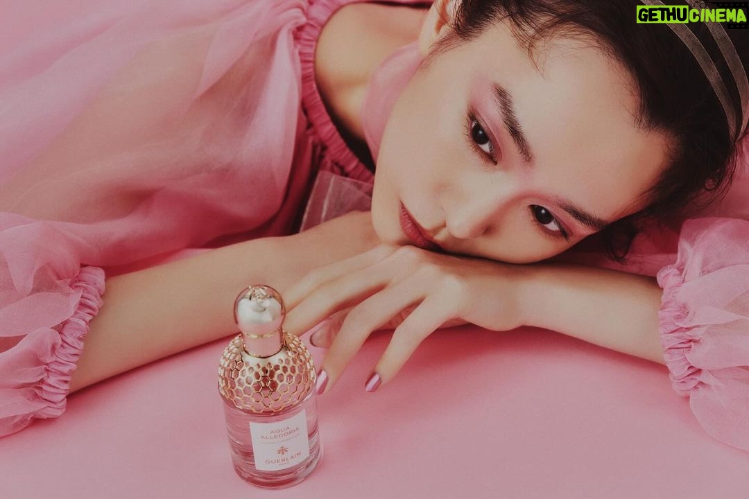 Mirei Kiritani Instagram - ゲランと日本の芸術家 品川亮氏のコラボレーションによる、限定リップ〈 ルージュ ジェ〉💄 世界中で愛される日本の桜の花が舞う様子をリップケースに描いたそう このケースを持ってるだけで気分があがるし何度でもリップをつけたくなっちゃう! ゲランが提案する #桜ルック を纏って、ひと足先に春を感じてます🌸 使用アイテム ・#ルージュジェ チェリーブルーム(限定リップ) ・#メテオリット(パールパウダー) ・#オンブルジェ No.530 (アイシャドウ) ・#アクアアレゴリア フローラ チェリージア(フレグランス) Photo : Toshiki Fukunaga @_toshiki_fukunaga Styling:Chie Takeoka @takeokachie Hair & Makeup:KATO(TRON) @katohairmake Direction:Saya Arai @saya_lee_arai #ゲラン #guerlain_ambassador