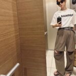 Mirei Kiritani Instagram - 昔は苦手だったTシャツ。今は楽でむしろ積極的に着ちゃうなぁ。きっとこうやって大人になっていくのですね🙃 暑いので膝から換気できるスタイル😂 T-shirts: #jilsander pants: #mediam shoes: #oofos