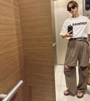 Mirei Kiritani Instagram - 昔は苦手だったTシャツ。今は楽でむしろ積極的に着ちゃうなぁ。きっとこうやって大人になっていくのですね🙃
暑いので膝から換気できるスタイル😂
T-shirts: #jilsander 
pants: #mediam
shoes: #oofos