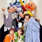 Mirei Kiritani Instagram – 舞台挨拶後の集合オフショット📷
アンパンマン関連のお仕事がひと通り終わり、少し寂しい気持ちと、これからたくさんの方に見てもらえる嬉しい気持ち☺️
今回、ロボリィの声優をやらせていただけて、本当に光栄でした。
至らない点もあると思いますが、戸田さんをはじめ、アンパンマンを愛しているみなさんが温かく迎えてくださり、精一杯やりました。
今回の映画のタイトル通り、わたしも「ぽかぽかプレゼント」を受け取ったなと思っています。
映画アンパンマンの優しくて心温まるメッセージ、見てくれるみなさんにも届きますように😌よろしくだロ💚