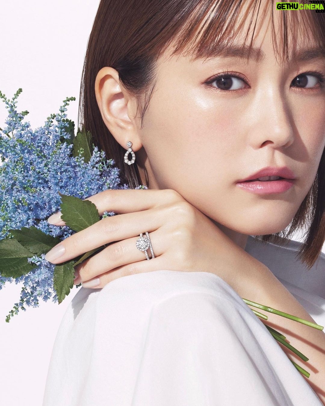 Mirei Kiritani Instagram - キング・オブ・ダイヤモンド”と称されるハリー・ウィンストンの魅力は、 品質の高さはもとより、驚くほどたくさんの選択肢があること。 好きなファッションのテイストやライフスタイル、感性に合わせて自分らしいデザインを選べるブライダルリングを今月号のBAILAで着用しています。 うっとりするほど美しいハリー・ウィンストンの世界を覗いてみてください💍 #harrywinston #baila_magazine #pr