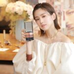 Mirei Kiritani Instagram – 先日、ゲラン メイクアップ クリエイティブ ディレクターのヴィオレットと一緒にメイクアップイベントをやりました!
最新のコレクションを使ったメイクは、”自分らしさを引き出すヌードメイク”がテーマ。
ヴィオレットのテクニックが満載の大胆な色使いのメイクはいつもと違ってすごく新鮮🥺自分の新しい一面を見つけてもらえたような気分だったなぁ。。
今回使った「ルージュ ジェ ナチュラリー コレクション」ほんとにどの色も使いやすくてお気に入り😊今日からゲラン公式オンラインブティックで発売なので是非。
#ゲラン
#GuerlainMakeUp
#ルージュジェ
#オンブルジェ
#Guerlain_ambassador