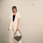 Mirei Kiritani Instagram – セットアップ褒められた🤍🤍🤍
楽でかわいいの最高🤍🤍🤍
set: #intimite
bag: #prada