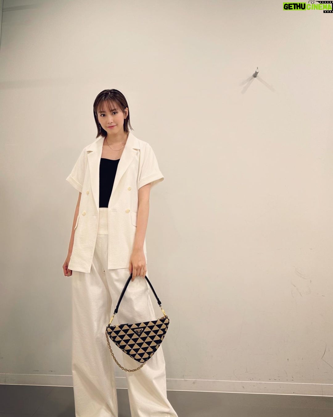 Mirei Kiritani Instagram - セットアップ褒められた🤍🤍🤍 楽でかわいいの最高🤍🤍🤍 set: #intimite bag: #prada
