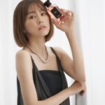Mirei Kiritani Instagram – ゲランのフレグランス 『ラール エ ラ マティエール』とメゾン マティスがコラボレーションしたスペシャルな香りが登場❤️🩷💛
ジャスミン ボヌールの香りは、
東京都美術館で現在開催中のマティス展の作品からインスパイアされたもの。
ゲランとアートの関係について、つながりの深さがよくわかるコラボレーションです。
ビーボトルは、なんと世界に14点しかないスペシャルなもの🐝!!
そして、ラール エ ラ マティエールの香りはすべてアートからインスパイアされているんです。
アートに想いを馳せながら香りを纏う…フレグランスの新しい楽しみ方になりそう😌
#ゲラン
#ラールエラマティエール
#Guerlain_ambassador