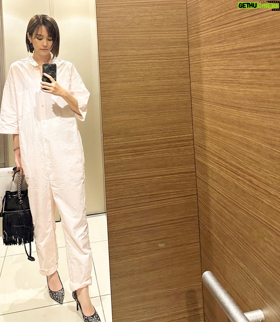 Mirei Kiritani Instagram - 珍しくピンク🐷! ヒール合わせてスタイルアップさせて💃…だがしかし久々のヒールめっちゃ疲れた🤣 all in one: #thirdmagazine shoes: #jimmychoo