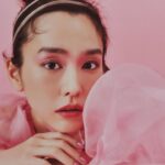 Mirei Kiritani Instagram - ゲランと日本の芸術家 品川亮氏のコラボレーションによる、限定リップ〈 ルージュ ジェ〉💄 世界中で愛される日本の桜の花が舞う様子をリップケースに描いたそう このケースを持ってるだけで気分があがるし何度でもリップをつけたくなっちゃう！ ゲランが提案する #桜ルック を纏って、ひと足先に春を感じてます🌸 使用アイテム ・#ルージュジェ チェリーブルーム(限定リップ) ・#メテオリット(パールパウダー) ・#オンブルジェ No.530 (アイシャドウ) ・#アクアアレゴリア フローラ チェリージア(フレグランス) Photo : Toshiki Fukunaga @_toshiki_fukunaga Styling：Chie Takeoka　@takeokachie Hair & Makeup：KATO(TRON) @katohairmake Direction：Saya Arai @saya_lee_arai #ゲラン　#guerlain_ambassador