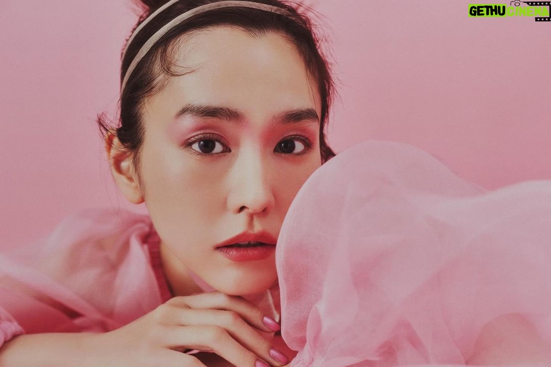 Mirei Kiritani Instagram - ゲランと日本の芸術家 品川亮氏のコラボレーションによる、限定リップ〈 ルージュ ジェ〉💄 世界中で愛される日本の桜の花が舞う様子をリップケースに描いたそう このケースを持ってるだけで気分があがるし何度でもリップをつけたくなっちゃう! ゲランが提案する #桜ルック を纏って、ひと足先に春を感じてます🌸 使用アイテム ・#ルージュジェ チェリーブルーム(限定リップ) ・#メテオリット(パールパウダー) ・#オンブルジェ No.530 (アイシャドウ) ・#アクアアレゴリア フローラ チェリージア(フレグランス) Photo : Toshiki Fukunaga @_toshiki_fukunaga Styling:Chie Takeoka @takeokachie Hair & Makeup:KATO(TRON) @katohairmake Direction:Saya Arai @saya_lee_arai #ゲラン #guerlain_ambassador