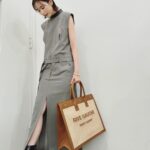Mirei Kiritani Instagram – 晴れたね☀️嬉しくてスリット多めでお送りします。
dress: #sacai
bag: #saintlaurent