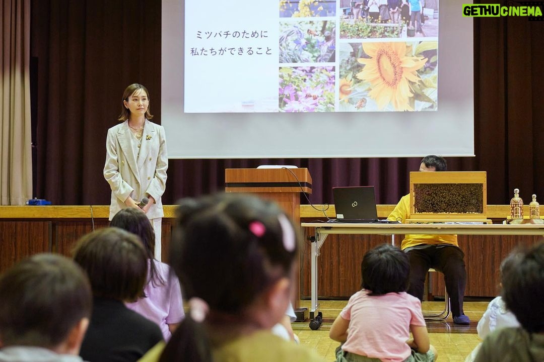 Mirei Kiritani Instagram - ๐๐ค๐๐ค๐๐ค๐๐ค๐ ๆฌๆฅใ5ๆ20ๆฅใฏไธ็ใใใใใฎๆฅ๐๐๐ ใฒใฉใณใฏ10ๅนดไปฅไธๅใใใใใใใฎไฟ่ญทๆดปๅใ็ถใใฆใใพใใ ๅ
ๆฅ่กใใใใใผในใฏใผใซใงใฏใใใใใใฎไฟ่ญทใฎๅคงๅใใใๆฐๅฎฟๅบใฎๆดฅไน
ๆธๅฐๅญฆๆ กใฎใฟใชใใใจ่ใใพใใ๐ ็งใใกใๆฎๆฎต้ฃในใฆใใ้่ใๆ็ฉใฏใใใใใใฎๅ็ฒๆดปๅใซใใฃใฆๆฏใใใใฆใใใใจใ ใใใชๅคงๅใชๅญๅจใงใใใใใใใ็ตถๆป
ใฎๅฑๆฉใซ็ใใฆใใใใจโฆโ็ฅใฃใฆใ๏ผ๏ผ ๆนใใฆใใใใใฎๅคงๅใใๅฎๆใใ1ๆฅใงใใ๐ ใใใฆใฒใฉใณใงใฏใ5ๆ20ๆฅ๏ฝ22ๆฅใฎ3ๆฅ้ใๅบ่ใจๅ
ฌๅผใชใณใฉใคใณใใใฃใใฏใฎๅ
จไธ็ใฎๅ็ใฎ20๏ผ
ใใใฒใฉใณใใใใไฟ่ญทใใญใฐใฉใ ใซๅฏไปใใใใใใงใใ ็งใใไปๅพใใใผในใฏใผใซใซๅๅ ใใใใใใใใใฎๅฅฝใใช่ฑใๆคใใใใ ใใใใใๅฎใใใใซใงใใใใจใซๅใ็ตใใงใใใใใช๐๐๐ ใฟใชใใใไปๆฅใฏใใฒใใใใใใซใคใใฆ่ใใฆใฟใฆใใ ใใ๐ผ #ใฒใฉใณ #ไธ็ใใใใใฎๆฅ #GuerlainForBees #WorldBeeDay #BeeSchool #Guerlain_ambassador ๐๐ค๐๐ค๐๐ค๐๐ค๐