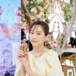 Mirei Kiritani Instagram - 伊勢丹新宿店 本館1階 ザ・ステージで開催中の「ゲラン ビー ガーデン」に行ってきました🐝 鮮やかな花たちで彩られた会場に思わずうっとり🥺 今回、世界先行発売されている「アクア アレゴリア フォルテ ウード ユズ」はフレッシュな中にもほんのりほろ苦さを感じられます。個人的に柚子の香りって大好き🥺❤️家族でシェアしてもよさそう！！ そして、私が普段から愛用している美容液の「アベイユ ロイヤル アドバンスト ウォータリー オイル」はお花とミツバチのかわいい限定パッケージで登場しています🌸 ポップアップは23日まで開催しているので、ぜひ足を運んでみてください🧡🧡🧡 #ゲラン #アベイユロイヤル #アクアアレゴリア #世界ミツバチの日 #Guerlain_ambassador