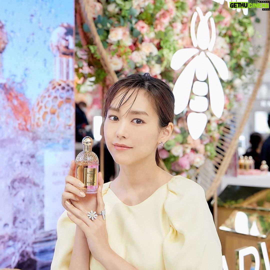Mirei Kiritani Instagram - 伊勢丹新宿店 本館1階 ザ・ステージで開催中の「ゲラン ビー ガーデン」に行ってきました🐝 鮮やかな花たちで彩られた会場に思わずうっとり🥺 今回、世界先行発売されている「アクア アレゴリア フォルテ ウード ユズ」はフレッシュな中にもほんのりほろ苦さを感じられます。個人的に柚子の香りって大好き🥺❤️家族でシェアしてもよさそう!! そして、私が普段から愛用している美容液の「アベイユ ロイヤル アドバンスト ウォータリー オイル」はお花とミツバチのかわいい限定パッケージで登場しています🌸 ポップアップは23日まで開催しているので、ぜひ足を運んでみてください🧡🧡🧡 #ゲラン #アベイユロイヤル #アクアアレゴリア #世界ミツバチの日 #Guerlain_ambassador