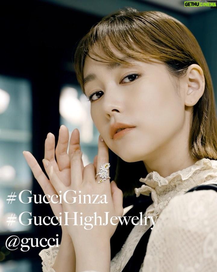 Mirei Kiritani Instagram - GUCCI銀座で、自然界の象徴である花々を表現したジュエリーが特別展示されています🌼 リンクチェーンネックレスやブレスレット、ウォッチやスモールレザーグッズなど見応えたっぷり🥺💎 #GucciGinza #GucciHighJewelry @gucci
