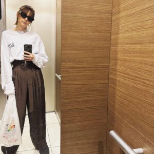 Mirei Kiritani Instagram - 私の相棒である自転車、爆走できますコーデ🚴🏻‍♀️カジュアルだけど、それぞれのシルエットが抜群。 top: #standaloné pants: #uncrave_white necklace: #mojom shoes: #zara