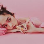 Mirei Kiritani Instagram - ゲランと日本の芸術家 品川亮氏のコラボレーションによる、限定リップ〈 ルージュ ジェ〉💄 世界中で愛される日本の桜の花が舞う様子をリップケースに描いたそう このケースを持ってるだけで気分があがるし何度でもリップをつけたくなっちゃう！ ゲランが提案する #桜ルック を纏って、ひと足先に春を感じてます🌸 使用アイテム ・#ルージュジェ チェリーブルーム(限定リップ) ・#メテオリット(パールパウダー) ・#オンブルジェ No.530 (アイシャドウ) ・#アクアアレゴリア フローラ チェリージア(フレグランス) Photo : Toshiki Fukunaga @_toshiki_fukunaga Styling：Chie Takeoka　@takeokachie Hair & Makeup：KATO(TRON) @katohairmake Direction：Saya Arai @saya_lee_arai #ゲラン　#guerlain_ambassador