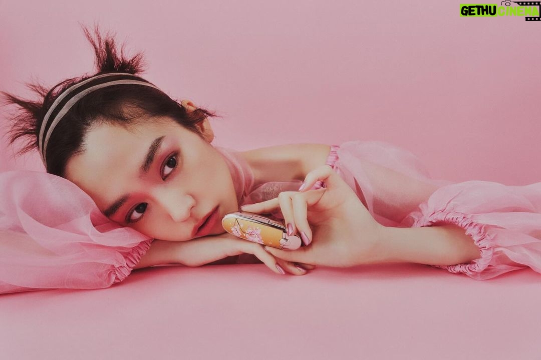 Mirei Kiritani Instagram - ゲランと日本の芸術家 品川亮氏のコラボレーションによる、限定リップ〈 ルージュ ジェ〉💄 世界中で愛される日本の桜の花が舞う様子をリップケースに描いたそう このケースを持ってるだけで気分があがるし何度でもリップをつけたくなっちゃう! ゲランが提案する #桜ルック を纏って、ひと足先に春を感じてます🌸 使用アイテム ・#ルージュジェ チェリーブルーム(限定リップ) ・#メテオリット(パールパウダー) ・#オンブルジェ No.530 (アイシャドウ) ・#アクアアレゴリア フローラ チェリージア(フレグランス) Photo : Toshiki Fukunaga @_toshiki_fukunaga Styling:Chie Takeoka @takeokachie Hair & Makeup:KATO(TRON) @katohairmake Direction:Saya Arai @saya_lee_arai #ゲラン #guerlain_ambassador