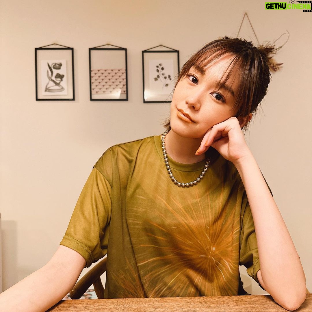 Mirei Kiritani Instagram - 明日、12時から @amerivintage とインスタライブします! 学校、会社の方もお昼休みにぜひ🥺 花火Tサラっと着られていいかんじ💚🤎🖤