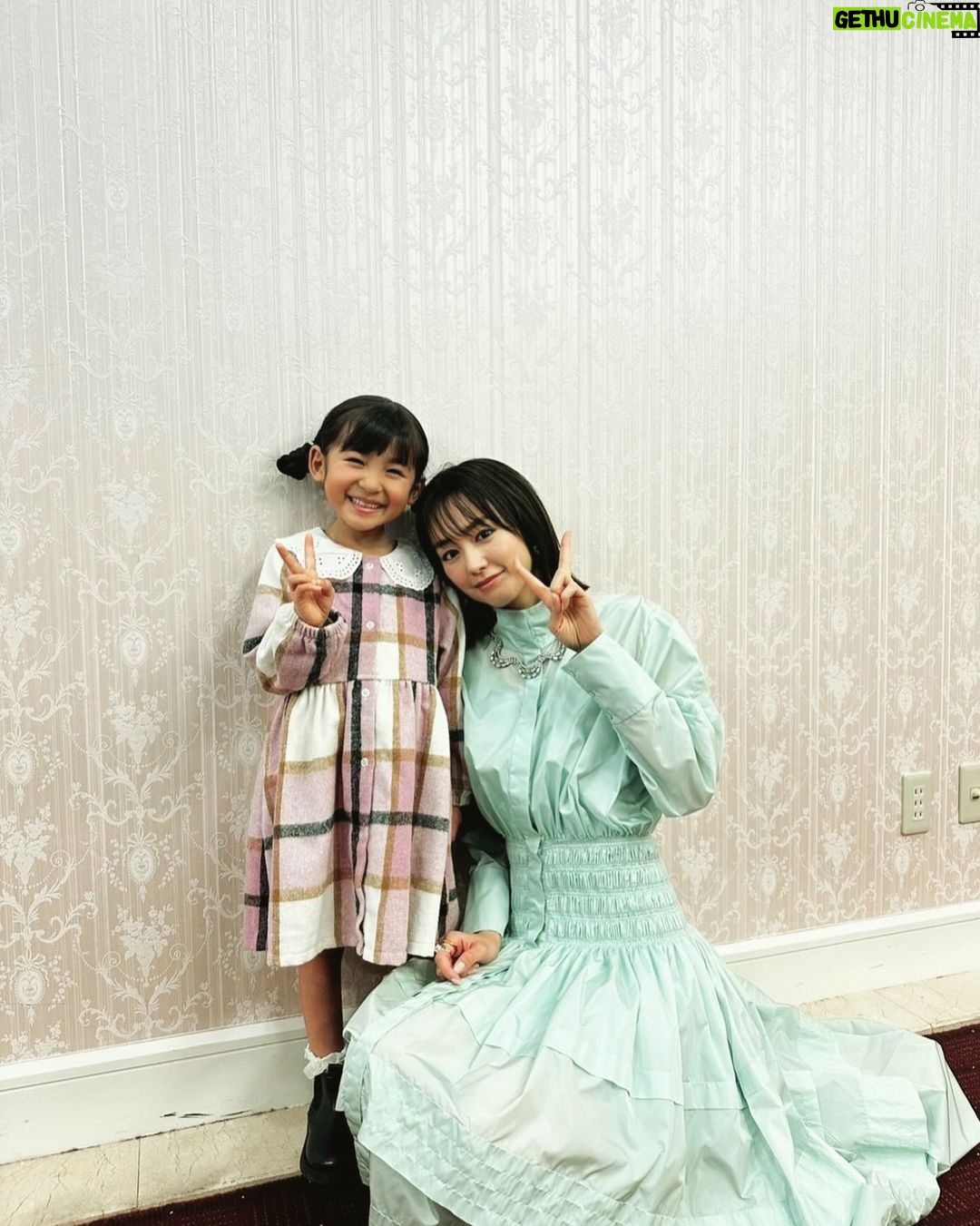 Mirei Kiritani Instagram - 三井住友海上あいおい生命のイベントで、CMで共演した磯村アメリちゃんと☺️いつも、アメリちゃんくるくる変わる表情と可愛い言動に癒されっぱなし🥺❤️