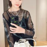 Mirei Kiritani Instagram – AMERIのもやもやワンピと、AFFECTのボールネックレスと、J&M DAVIDSONのフリンジバッグが可愛い🥹❤️相変わらず鏡越しは上達しない🤷♀️
#amerivintage #affect #jandmdavidson