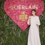 Mirei Kiritani Instagram – ゲランのサステナビリティを体現するコレクション〈アクア アレゴリア〉より自然の稀少な素材を使ったオーデトワレ〈アクア アレゴリア ハーベスト〉が5/1に発売。今年しか手に入らない数量限定コレクションだそうです🥹✨
そして、オーデパルファン〈アクア アレゴリア フォルテ〉には、新たに〈ネロリア ベチバー〉が仲間入り。
私は、このネロリアベチバーが1番お気に入りの香りで、出かける前やリフレッシュしたいときにワンプッシュしています☺️
ゲランが長年に渡って取り組んでいるミツバチ保護活動や女性養蜂家の育成支援など、サステナビリティに関する活動もいつも興味深く、読み入っちゃう。
頭フル回転させて、知識をインプットしていく作業は楽しいね🐝
@guerlain
#ゲラン
#アクアアレゴリア
#Guerlain_ambassador