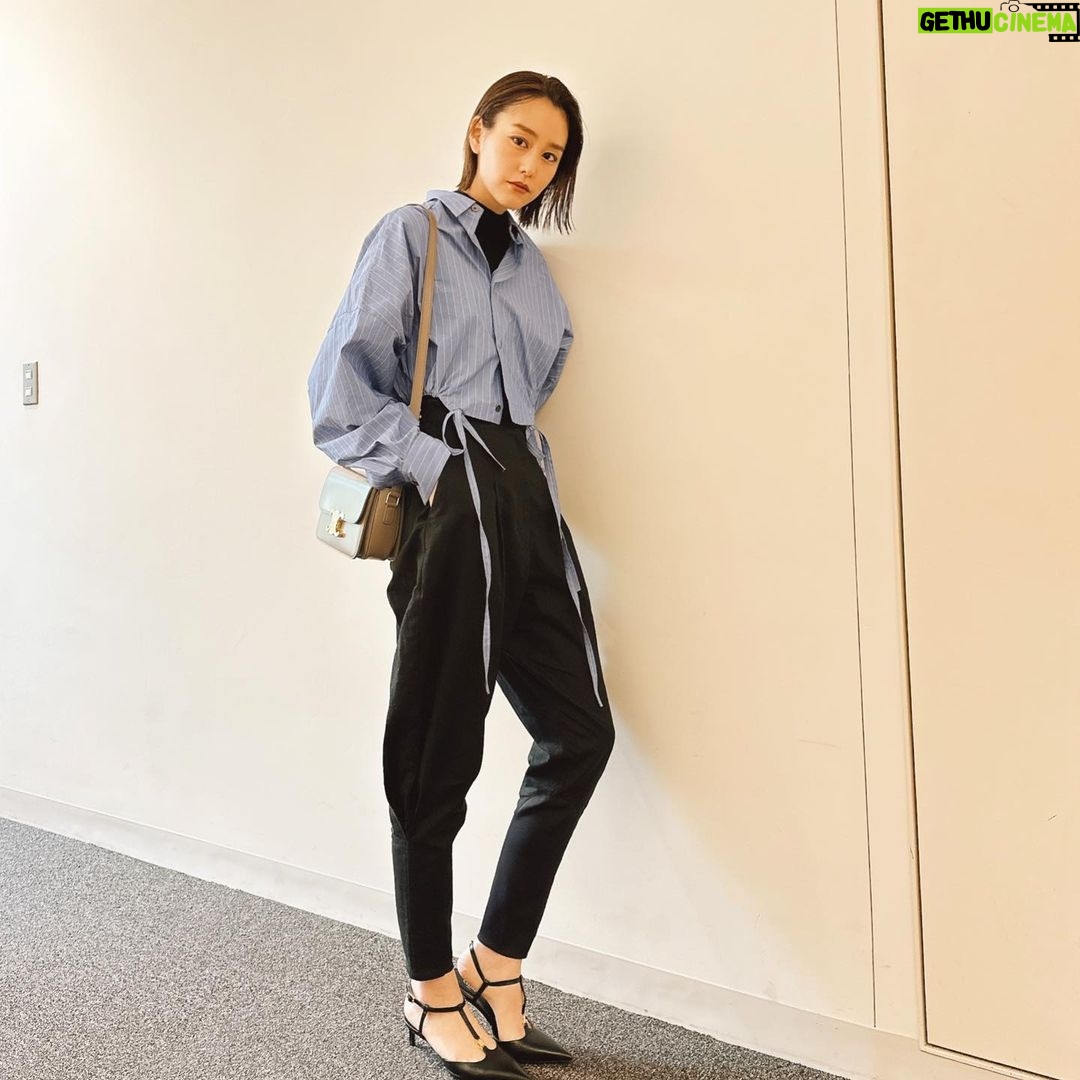 Mirei Kiritani Instagram - 春はショート丈トップスをたくさん着ようと思います☺️腹筋がんばる。 shirt: #ujoh pants: #etretokyo bag&shoes: #celinetriomphe