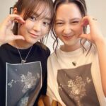 Mirei Kiritani Instagram - おそろい着て、たくさん話して、若者っぽいポーズして😂楽しかった🧡🧡🧡 #みれまゆ