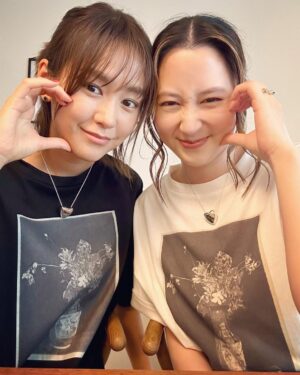 Mirei Kiritani Instagram - おそろい着て、たくさん話して、若者っぽいポーズして😂楽しかった🧡🧡🧡
#みれまゆ