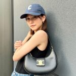 Mirei Kiritani Instagram - 暑い日々ですね☀️ノースリとキャップがないと過ごせない🥵そしてカジュアルにも合うバッグもって。 夏、みなさん気をつけていきましょう💦 #CELINEAVATRIOMPHE #SUPPORTEDBYCELINE