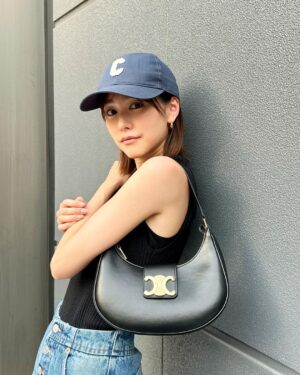 Mirei Kiritani Instagram - 暑い日々ですね☀️ノースリとキャップがないと過ごせない🥵そしてカジュアルにも合うバッグもって。
夏、みなさん気をつけていきましょう💦
#CELINEAVATRIOMPHE
#SUPPORTEDBYCELINE