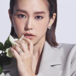 Mirei Kiritani Instagram – キング・オブ・ダイヤモンド”と称されるハリー・ウィンストンの魅力は、
品質の高さはもとより、驚くほどたくさんの選択肢があること。
好きなファッションのテイストやライフスタイル、感性に合わせて自分らしいデザインを選べるブライダルリングを今月号のBAILAで着用しています。
うっとりするほど美しいハリー・ウィンストンの世界を覗いてみてください💍
#harrywinston
#baila_magazine
#pr