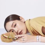 Mirei Kiritani Instagram – キング・オブ・ダイヤモンド”と称されるハリー・ウィンストンの魅力は、
品質の高さはもとより、驚くほどたくさんの選択肢があること。
好きなファッションのテイストやライフスタイル、感性に合わせて自分らしいデザインを選べるブライダルリングを今月号のBAILAで着用しています。　
うっとりするほど美しいハリー・ウィンストンの世界を覗いてみてください💍
#harrywinston
#baila_magazine
#pr