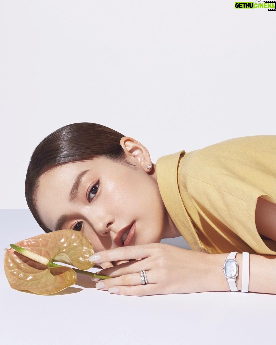 Mirei Kiritani Instagram - キング・オブ・ダイヤモンド”と称されるハリー・ウィンストンの魅力は、 品質の高さはもとより、驚くほどたくさんの選択肢があること。 好きなファッションのテイストやライフスタイル、感性に合わせて自分らしいデザインを選べるブライダルリングを今月号のBAILAで着用しています。 うっとりするほど美しいハリー・ウィンストンの世界を覗いてみてください💍 #harrywinston #baila_magazine #pr