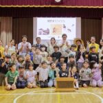 Mirei Kiritani Instagram – 💛🖤💛🖤💛🖤💛🖤💛
本日、5月20日は世界ミツバチの日🐝🐝🐝

ゲランは10年以上前からミツバチの保護活動を続けています。
先日行われたビースクールでは、ミツバチの保護の大切さを、新宿区の津久戸小学校のみなさんと考えました😊

私たちが普段食べている野菜や果物は、ミツバチの受粉活動によって支えられていること、
そんな大切な存在であるミツバチが絶滅の危機に瀕していること…←知ってた？？

改めてミツバチの大切さを実感した1日でした😌

そしてゲランでは、5月20日～22日の3日間、店舗と公式オンラインブティックの全世界の収益の20％が、ゲランミツバチ保護プログラムに寄付されるそうです。

私も、今後もビースクールに参加したり、ミツバチの好きな花を植えたり、
ミツバチを守るためにできることに取り組んでいきたいな🐝🐝🐝
みなさんも今日はぜひ、ミツバチについて考えてみてください🌼

#ゲラン
#世界ミツバチの日
#GuerlainForBees
#WorldBeeDay
#BeeSchool
#Guerlain_ambassador
💛🖤💛🖤💛🖤💛🖤💛