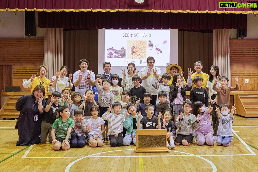 Mirei Kiritani Instagram - ๐๐ค๐๐ค๐๐ค๐๐ค๐ ๆฌๆฅใ5ๆ20ๆฅใฏไธ็ใใใใใฎๆฅ๐๐๐ ใฒใฉใณใฏ10ๅนดไปฅไธๅใใใใใใใฎไฟ่ญทๆดปๅใ็ถใใฆใใพใใ ๅ
ๆฅ่กใใใใใผในใฏใผใซใงใฏใใใใใใฎไฟ่ญทใฎๅคงๅใใใๆฐๅฎฟๅบใฎๆดฅไน
ๆธๅฐๅญฆๆ กใฎใฟใชใใใจ่ใใพใใ๐ ็งใใกใๆฎๆฎต้ฃในใฆใใ้่ใๆ็ฉใฏใใใใใใฎๅ็ฒๆดปๅใซใใฃใฆๆฏใใใใฆใใใใจใ ใใใชๅคงๅใชๅญๅจใงใใใใใใใ็ตถๆป
ใฎๅฑๆฉใซ็ใใฆใใใใจโฆโ็ฅใฃใฆใ๏ผ๏ผ ๆนใใฆใใใใใฎๅคงๅใใๅฎๆใใ1ๆฅใงใใ๐ ใใใฆใฒใฉใณใงใฏใ5ๆ20ๆฅ๏ฝ22ๆฅใฎ3ๆฅ้ใๅบ่ใจๅ
ฌๅผใชใณใฉใคใณใใใฃใใฏใฎๅ
จไธ็ใฎๅ็ใฎ20๏ผ
ใใใฒใฉใณใใใใไฟ่ญทใใญใฐใฉใ ใซๅฏไปใใใใใใงใใ ็งใใไปๅพใใใผในใฏใผใซใซๅๅ ใใใใใใใใใฎๅฅฝใใช่ฑใๆคใใใใ ใใใใใๅฎใใใใซใงใใใใจใซๅใ็ตใใงใใใใใช๐๐๐ ใฟใชใใใไปๆฅใฏใใฒใใใใใใซใคใใฆ่ใใฆใฟใฆใใ ใใ๐ผ #ใฒใฉใณ #ไธ็ใใใใใฎๆฅ #GuerlainForBees #WorldBeeDay #BeeSchool #Guerlain_ambassador ๐๐ค๐๐ค๐๐ค๐๐ค๐