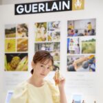 Mirei Kiritani Instagram - 伊勢丹新宿店 本館1階 ザ・ステージで開催中の「ゲラン ビー ガーデン」に行ってきました🐝 鮮やかな花たちで彩られた会場に思わずうっとり🥺 今回、世界先行発売されている「アクア アレゴリア フォルテ ウード ユズ」はフレッシュな中にもほんのりほろ苦さを感じられます。個人的に柚子の香りって大好き🥺❤️家族でシェアしてもよさそう！！ そして、私が普段から愛用している美容液の「アベイユ ロイヤル アドバンスト ウォータリー オイル」はお花とミツバチのかわいい限定パッケージで登場しています🌸 ポップアップは23日まで開催しているので、ぜひ足を運んでみてください🧡🧡🧡 #ゲラン #アベイユロイヤル #アクアアレゴリア #世界ミツバチの日 #Guerlain_ambassador