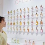 Mirei Kiritani Instagram - 伊勢丹新宿店 本館1階 ザ・ステージで開催中の「ゲラン ビー ガーデン」に行ってきました🐝 鮮やかな花たちで彩られた会場に思わずうっとり🥺 今回、世界先行発売されている「アクア アレゴリア フォルテ ウード ユズ」はフレッシュな中にもほんのりほろ苦さを感じられます。個人的に柚子の香りって大好き🥺❤️家族でシェアしてもよさそう！！ そして、私が普段から愛用している美容液の「アベイユ ロイヤル アドバンスト ウォータリー オイル」はお花とミツバチのかわいい限定パッケージで登場しています🌸 ポップアップは23日まで開催しているので、ぜひ足を運んでみてください🧡🧡🧡 #ゲラン #アベイユロイヤル #アクアアレゴリア #世界ミツバチの日 #Guerlain_ambassador