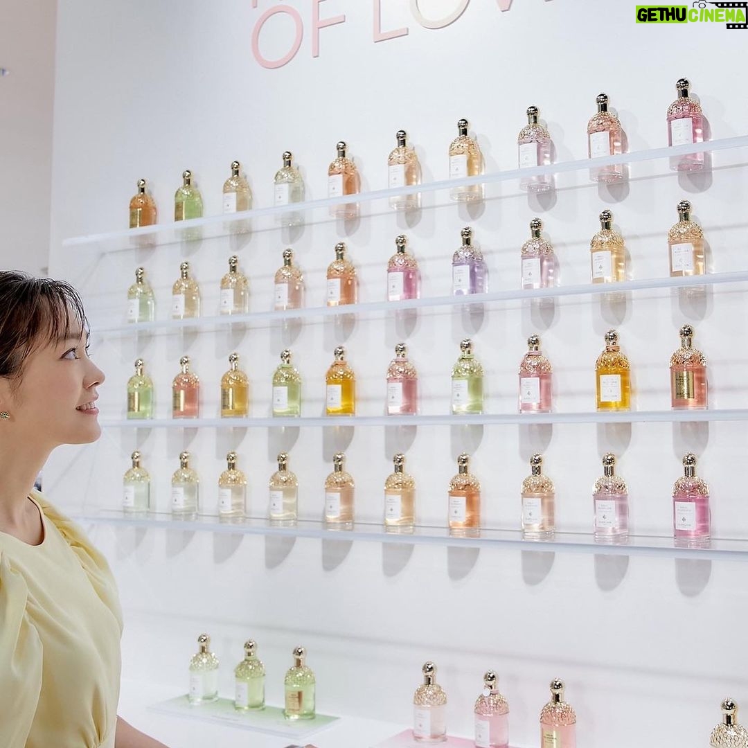 Mirei Kiritani Instagram - 伊勢丹新宿店 本館1階 ザ・ステージで開催中の「ゲラン ビー ガーデン」に行ってきました🐝 鮮やかな花たちで彩られた会場に思わずうっとり🥺 今回、世界先行発売されている「アクア アレゴリア フォルテ ウード ユズ」はフレッシュな中にもほんのりほろ苦さを感じられます。個人的に柚子の香りって大好き🥺❤️家族でシェアしてもよさそう!! そして、私が普段から愛用している美容液の「アベイユ ロイヤル アドバンスト ウォータリー オイル」はお花とミツバチのかわいい限定パッケージで登場しています🌸 ポップアップは23日まで開催しているので、ぜひ足を運んでみてください🧡🧡🧡 #ゲラン #アベイユロイヤル #アクアアレゴリア #世界ミツバチの日 #Guerlain_ambassador