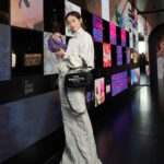 Mirei Kiritani Instagram - 昨日から表参道で開催されているFENDIの「ハンド・イン・ハンド～卓越した職人技への称賛」展へ。 職人さんたちの技を応用し彩られた繊細なバッグ達は本当に美しく、並んでいる様は圧巻でした💛💛💛 ぜひクラフツマンシップを堪能してみてください。 #FendiHandinHand @FENDI #PR