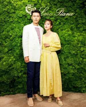 Mirei Kiritani Instagram - ロロピアーナ＜ヒョンビン・エディション＞のレセプションへ。
ヒョンビンさんとも撮ってもらいました😌
ブランドアイコンのホワイトソールシューズにブナの木のチャームが🌲ヒョンビンさんの未来の自然環境への希望が表現されているそう。
軽くて本当に履き心地の良いシューズなので、お出かけしたくなったなぁ🐾
#LoroPiana #ロロピアーナ