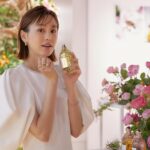 Mirei Kiritani Instagram – ゲランのサステナビリティを体現するコレクション〈アクア アレゴリア〉より自然の稀少な素材を使ったオーデトワレ〈アクア アレゴリア ハーベスト〉が5/1に発売。今年しか手に入らない数量限定コレクションだそうです🥹✨
そして、オーデパルファン〈アクア アレゴリア フォルテ〉には、新たに〈ネロリア ベチバー〉が仲間入り。
私は、このネロリアベチバーが1番お気に入りの香りで、出かける前やリフレッシュしたいときにワンプッシュしています☺️
ゲランが長年に渡って取り組んでいるミツバチ保護活動や女性養蜂家の育成支援など、サステナビリティに関する活動もいつも興味深く、読み入っちゃう。
頭フル回転させて、知識をインプットしていく作業は楽しいね🐝
@guerlain
#ゲラン
#アクアアレゴリア
#Guerlain_ambassador