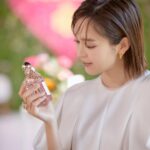 Mirei Kiritani Instagram – ゲランのサステナビリティを体現するコレクション〈アクア アレゴリア〉より自然の稀少な素材を使ったオーデトワレ〈アクア アレゴリア ハーベスト〉が5/1に発売。今年しか手に入らない数量限定コレクションだそうです🥹✨
そして、オーデパルファン〈アクア アレゴリア フォルテ〉には、新たに〈ネロリア ベチバー〉が仲間入り。
私は、このネロリアベチバーが1番お気に入りの香りで、出かける前やリフレッシュしたいときにワンプッシュしています☺️
ゲランが長年に渡って取り組んでいるミツバチ保護活動や女性養蜂家の育成支援など、サステナビリティに関する活動もいつも興味深く、読み入っちゃう。
頭フル回転させて、知識をインプットしていく作業は楽しいね🐝
@guerlain
#ゲラン
#アクアアレゴリア
#Guerlain_ambassador